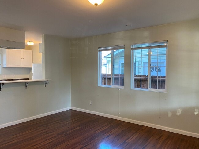 Building Photo - Two bedroom one bath house walking distanc...