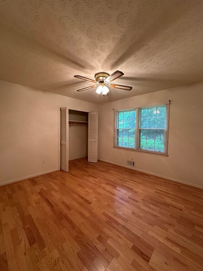 Building Photo - Available now,  3/2 with large unfinished basement, in University Heights