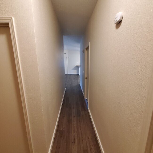 Building Photo - 5 bedroom : 3 bath Home with a Garage in Tangent