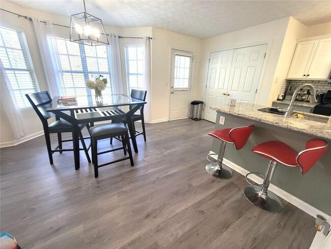 Building Photo - 1319 Revelstoke Cove