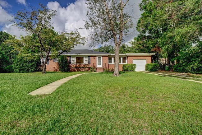 Building Photo - 211 Oak Leaf Dr