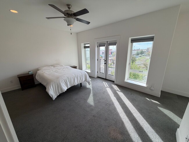 Building Photo - 3 Bedroom | 2.5 Bathroom | Crocker Village House