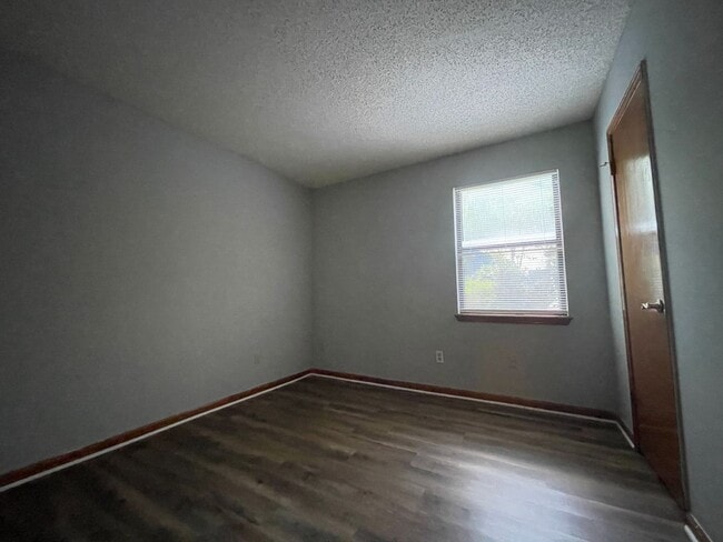 Building Photo - ** Coming Soon ** LARGE 4 BEDROOM IN ICW AREA