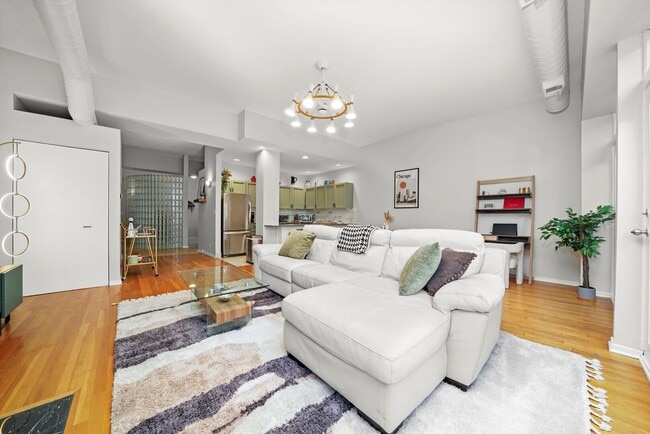 Building Photo - 1760 W Wrightwood Ave