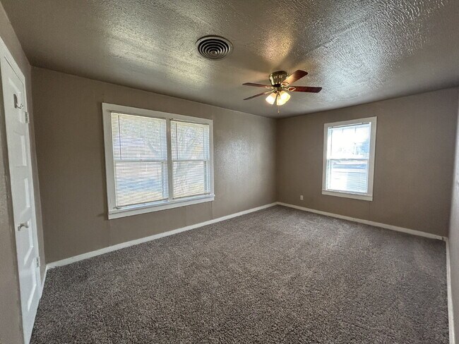 Building Photo - Beautiful Home Located Near Medical District & Tech Campus!