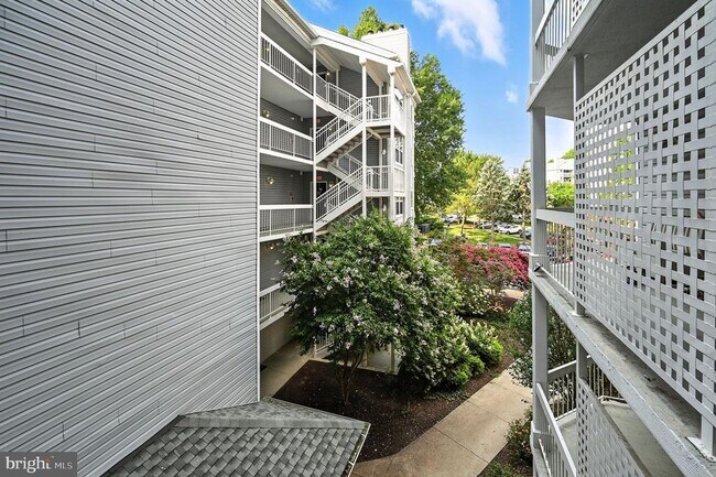 Building Photo - 3175 Summit Square Dr