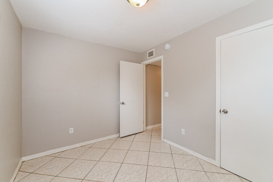 Building Photo - 100 Apache St