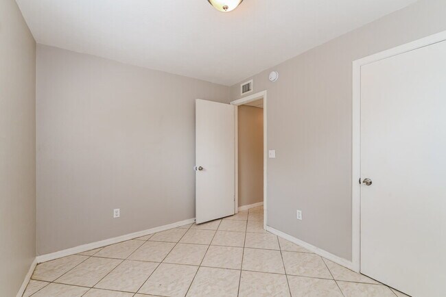 Building Photo - 100 Apache St