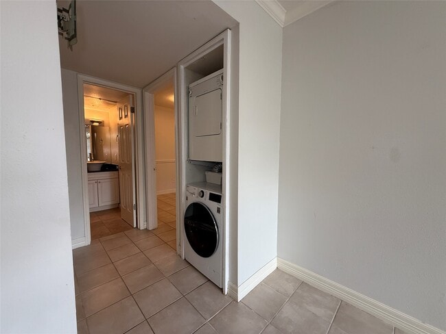 Building Photo - 2250 Bering Dr