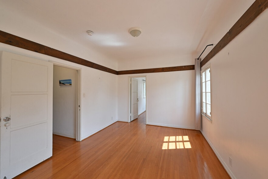 Building Photo - 657 S La Jolla Ave