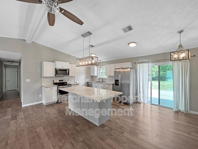 Building Photo - 5 Oak Hollow Ct