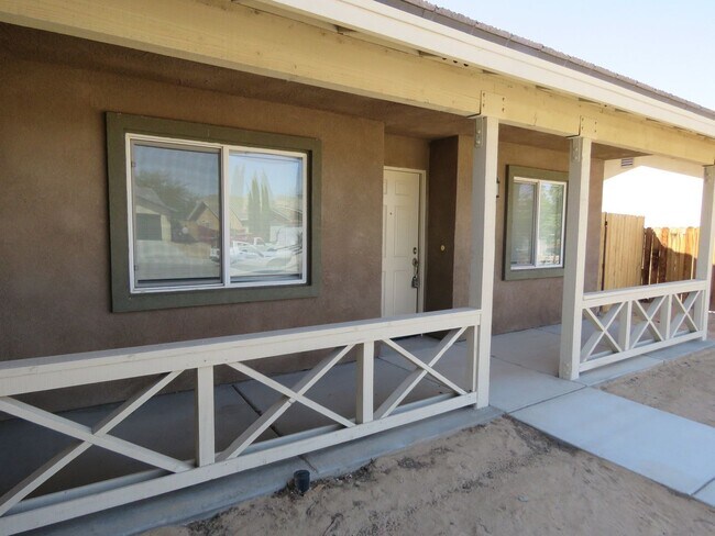 Building Photo - Beautiful 3 Bedroom