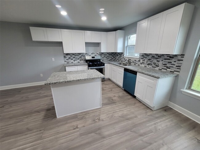 Building Photo - 4859 Bellnole Dr