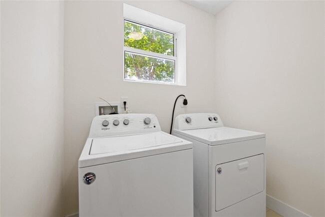 Building Photo - 1434 SW 4th Ave