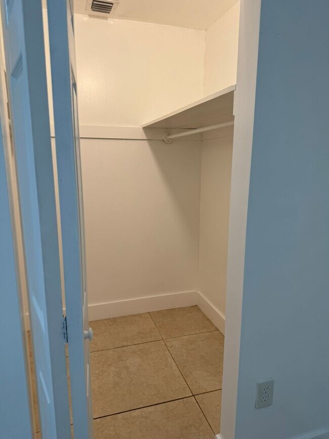 Building Photo - Goulds Duplex
