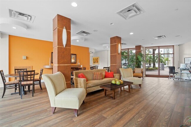 Building Photo - 470 3rd St S