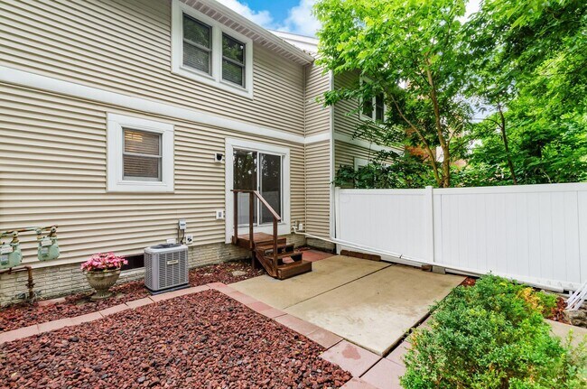 Building Photo - 5841 Elmbridge Ln
