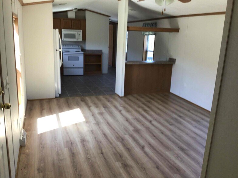 Building Photo - 220 Moses Ln