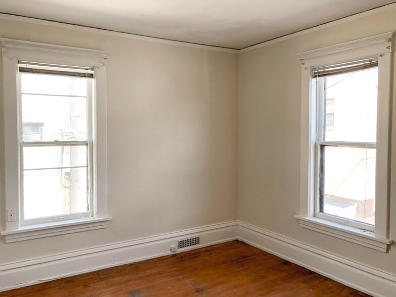 Building Photo - 919 1st Ave S