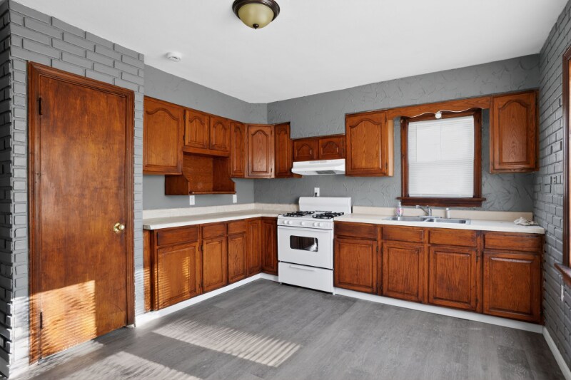 Building Photo - 5000 Plover Ave