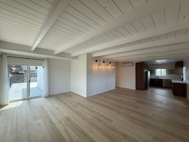 Building Photo - Bright 3BD/2BA Home in Encinitas with Natural Light, In-Unit Laundry & Easy Freeway Access