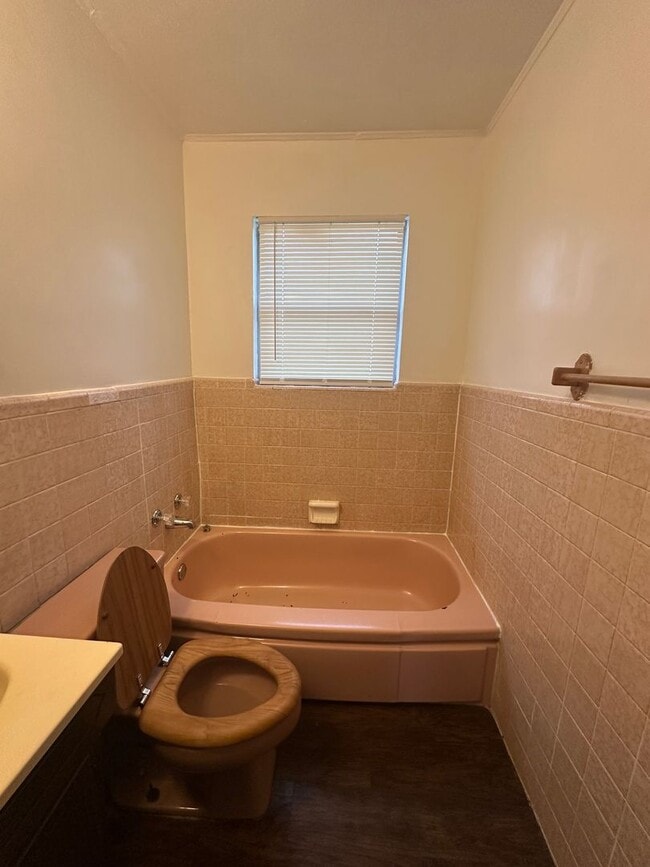 Building Photo - 4 Bed, 2 Bath, 2 dInng, 2 Living