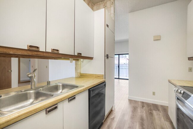 Building Photo - La Jolla Pines- Top Level 2 Bed/2 Ba Available Now!!