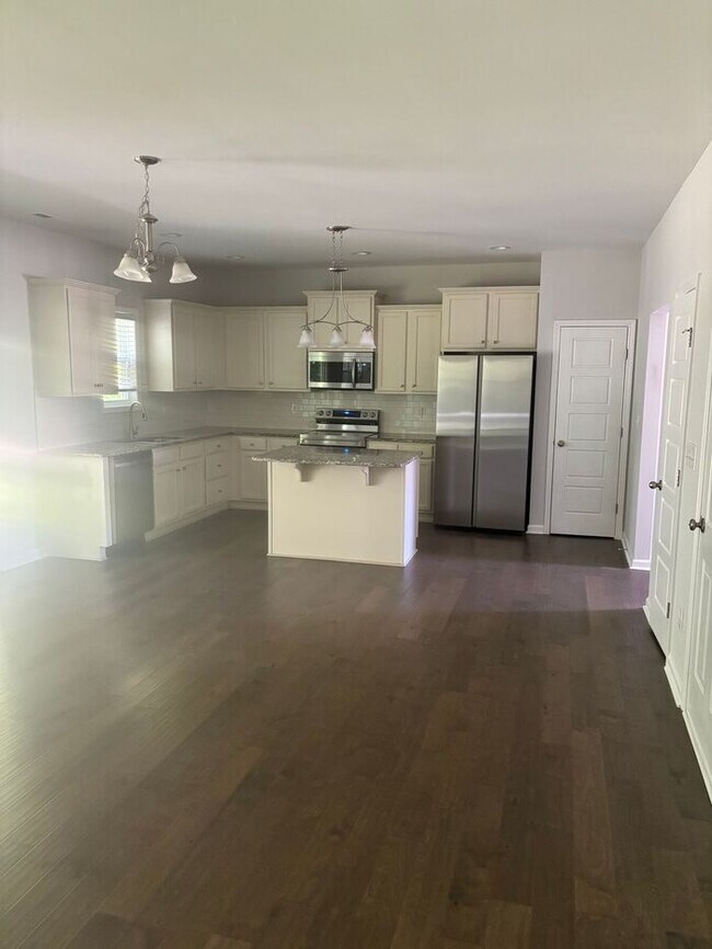 Building Photo - 3 Bedrooms 2.5 baths Ranch