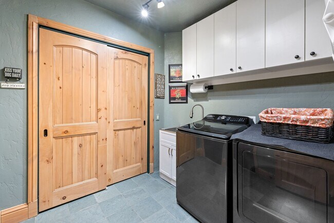 Building Photo - New to the market!  Log home in Frisco!  L...