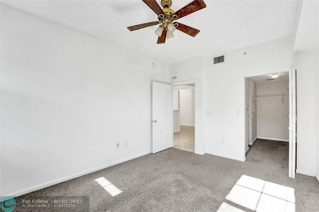 Building Photo - 533 NE 3rd Ave