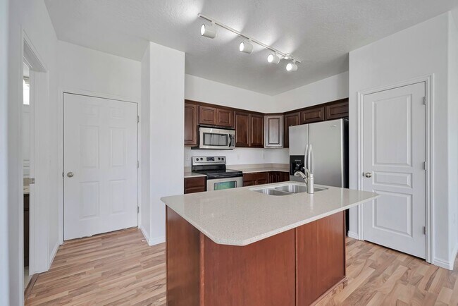 Building Photo - Beautiful 3 Bed Ivory Ridge T/home w 2 car...