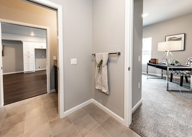 Building Photo - Luxury Executive Westside Townhouse with E...