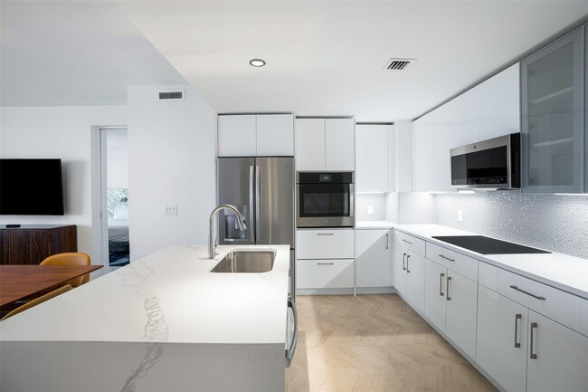 Building Photo - 3101 Bayshore Dr