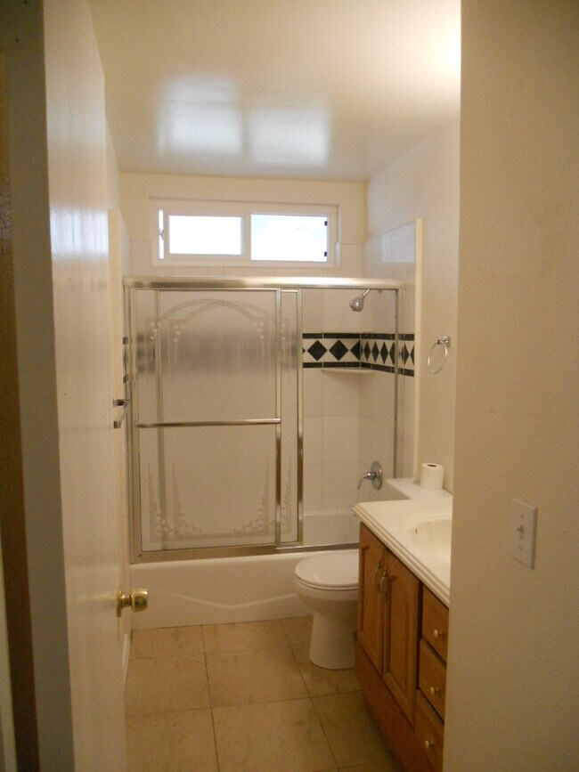 Building Photo - 3 BED W RV/BOAT PARKING