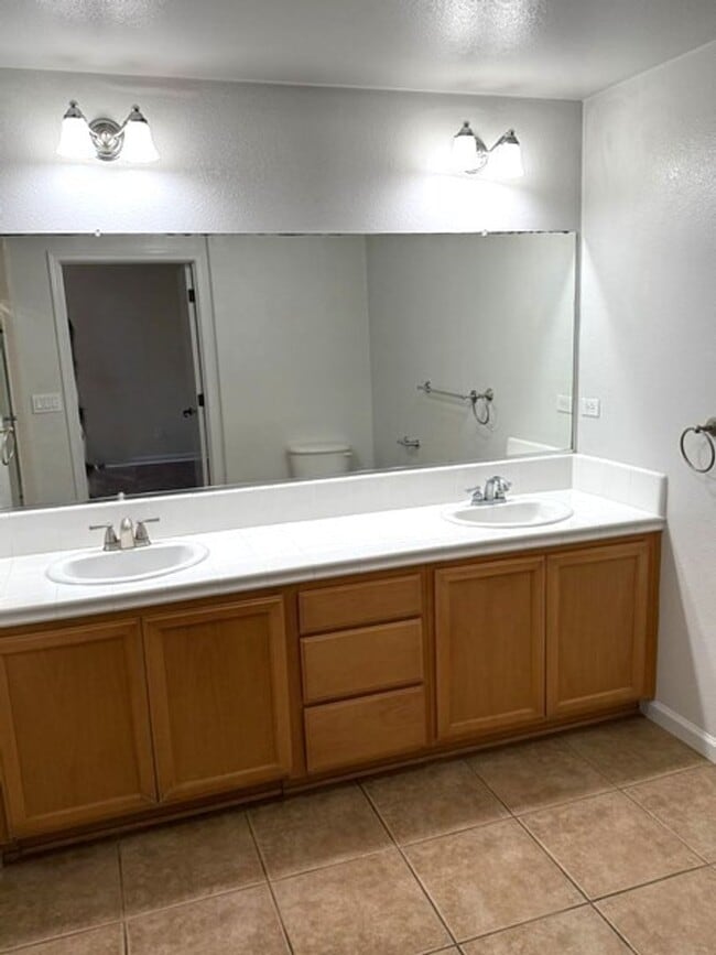 Building Photo - 3 Bedroom Condo in Sunrise Hills