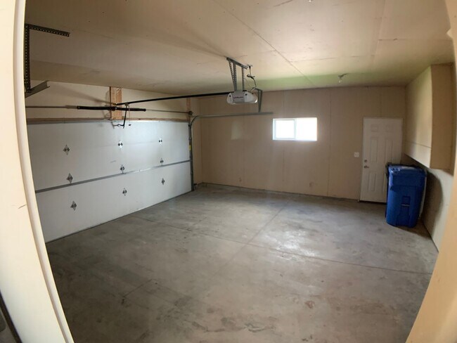 Building Photo - 3 Bed 3 Bath Single Family Home