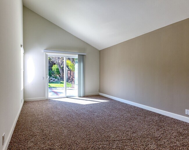Building Photo - 2 bedroom home with wonderful location A MILE FROM THE BEACH