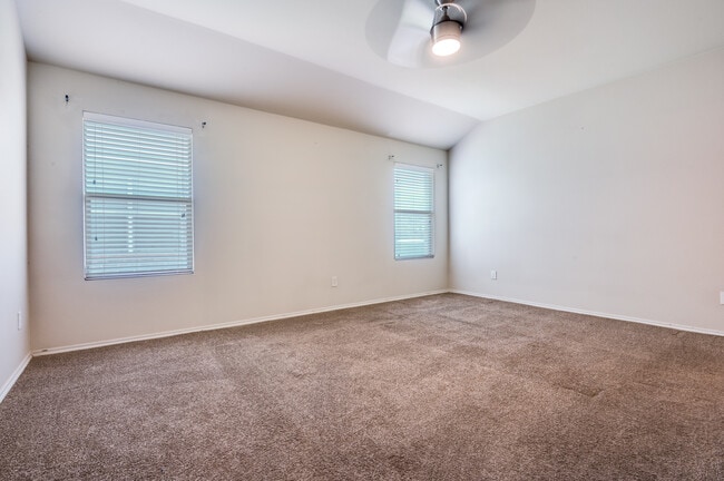 Building Photo - 805 Canyon Pl