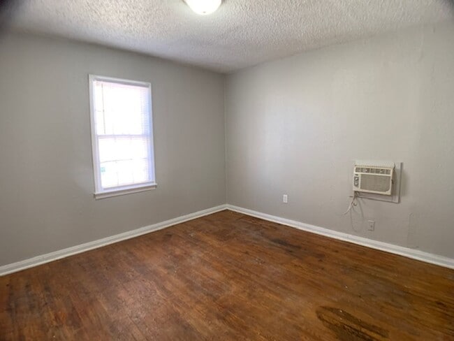 Building Photo - 3 Bed Home - Move in Deposit-Free (If Qualified)