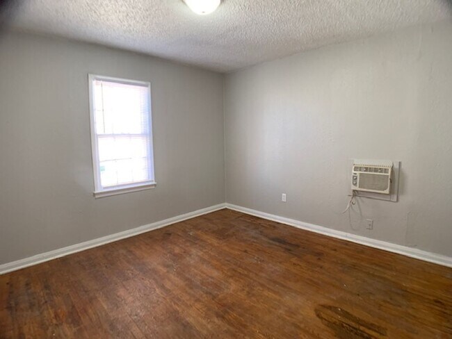 Building Photo - 3 Bed Home