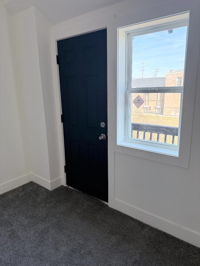 Building Photo - 828 E Main St