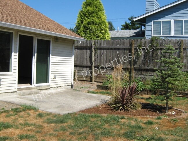 Building Photo - *1ST MONTH'S RENT FREE PROMO* Ranch Style 3 Bedroom Gresham Home with 2 Car Garage, Gas Fireplace...