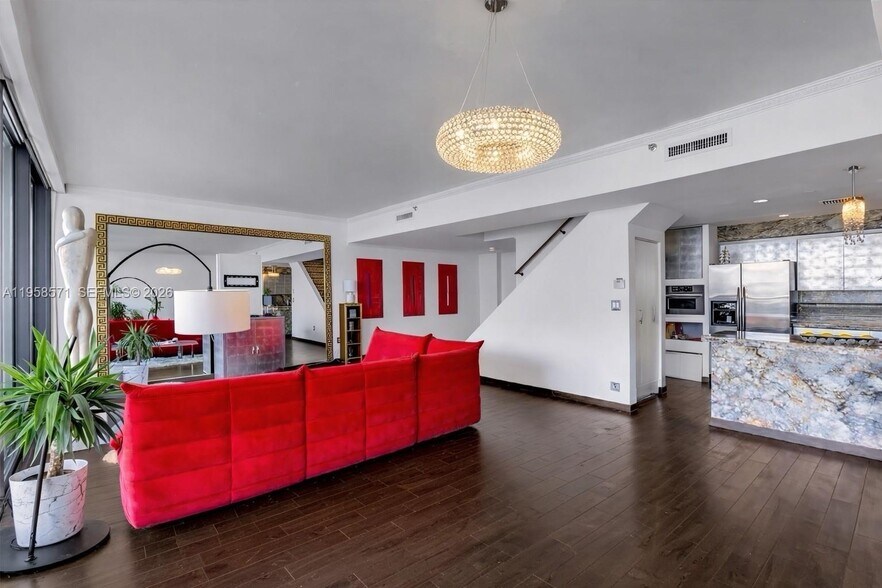 Building Photo - 1000 Venetian Way