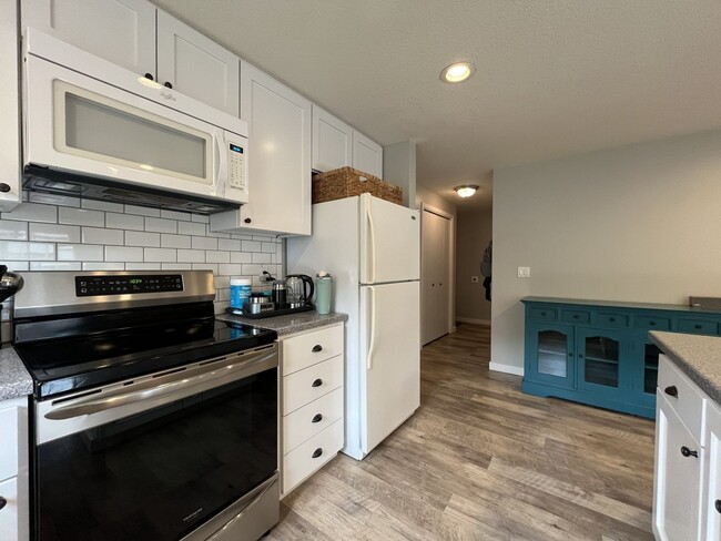 Building Photo - Charming Home Near Nike Campus with Vaulted Ceilings & Updated Kitchen