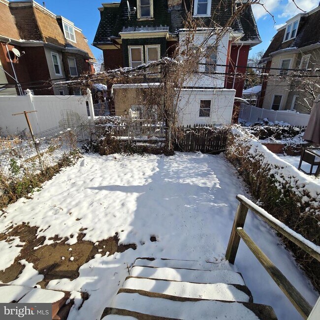 Building Photo - 316 Winona St