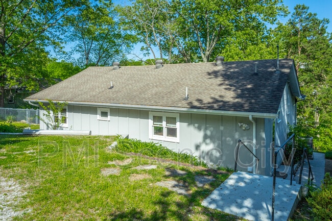 Building Photo - 513 Lytle St