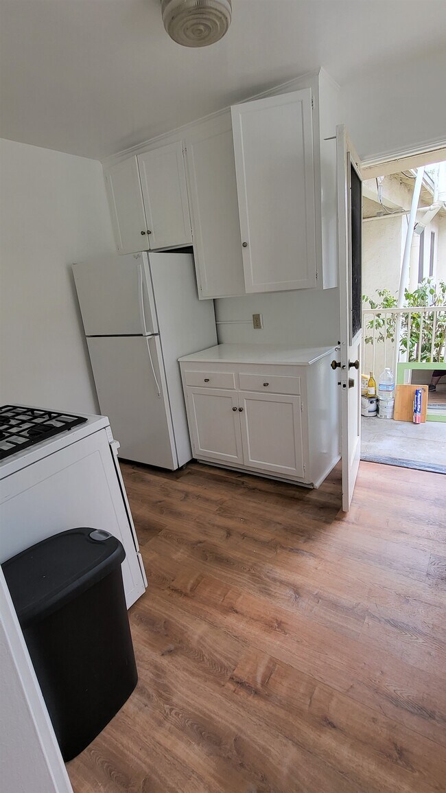 Kitchen - 407 1/2 Veteran