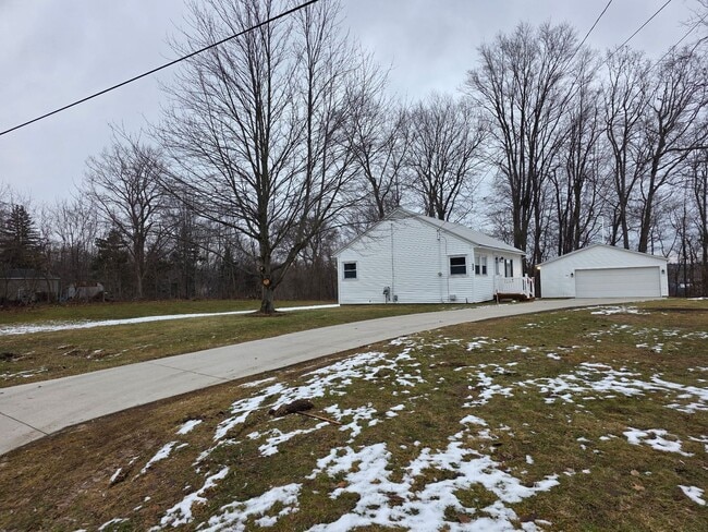 Building Photo - Charming 2-Bedroom Home with Bonus Room & Large Yard