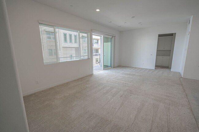Building Photo - 3-Bedroom Condo with Solar Panels & Commun...