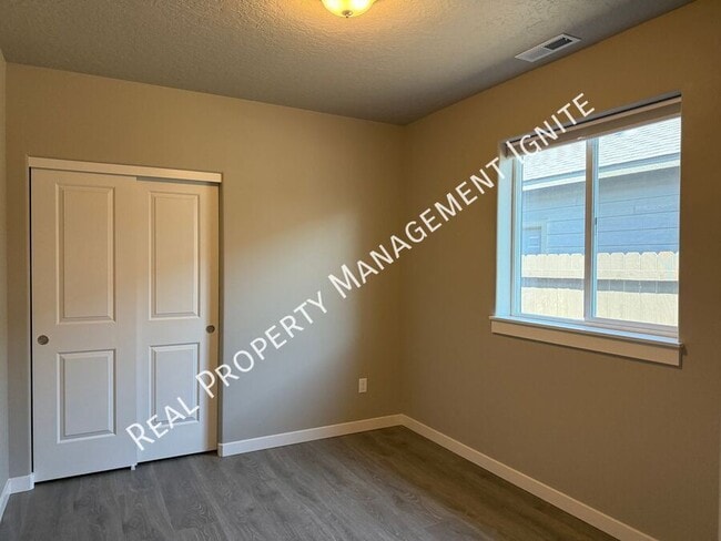 Building Photo - 2569 NW Spruce Pl